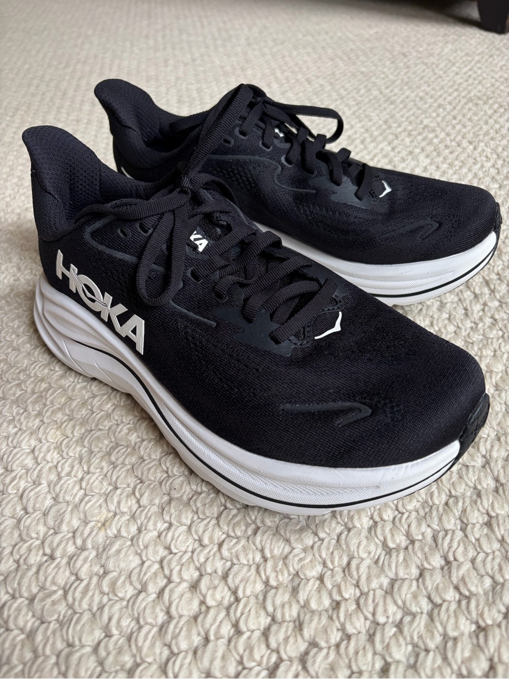 Hoka Clifton 10 Black and White Athletic Running Shoes - size 7 2E